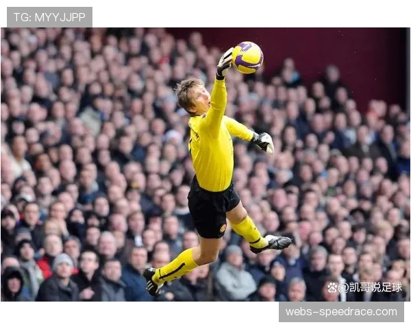 特写：哈兰德在对方人墙中反复移动，干扰门将视线直至进球